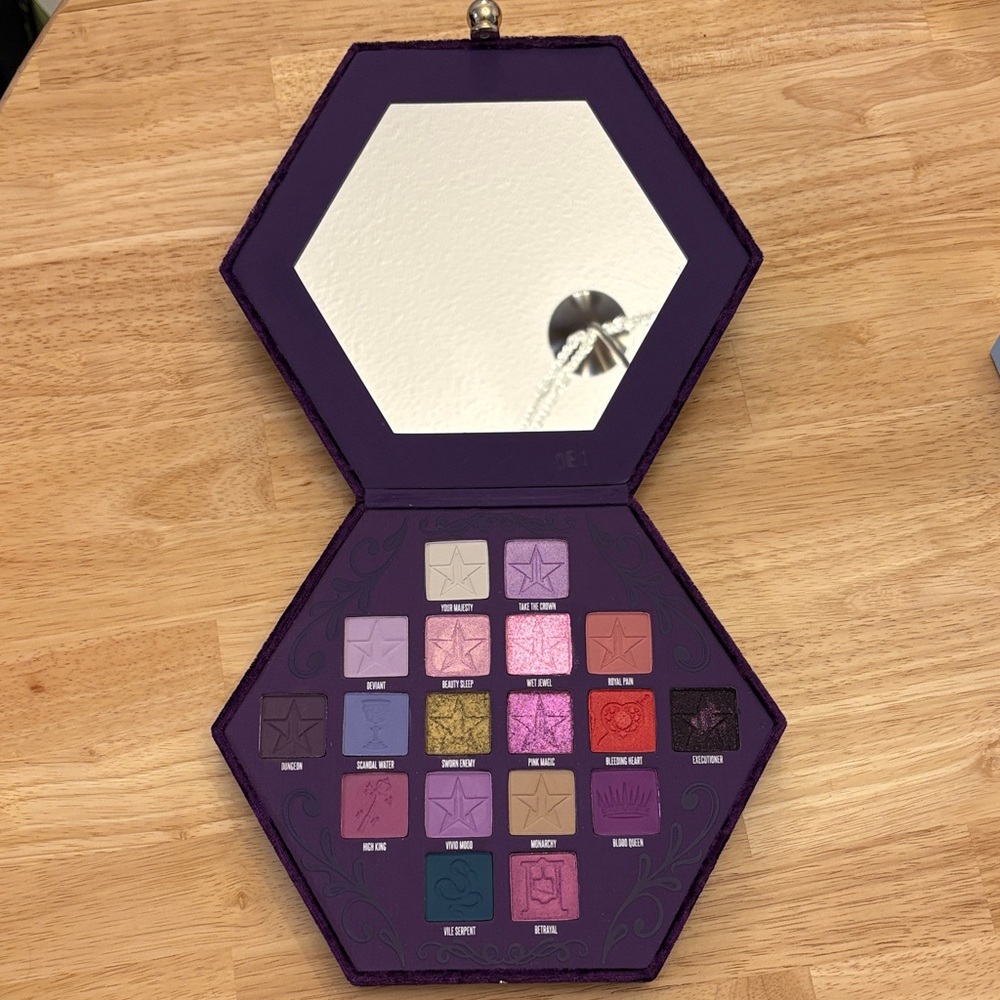 Jeffree Star Blood Lust Eyeshadow Palette in Velvet Box - Picture 2 of 5